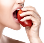Eine gesunde junge Frau beißt in einen Apfel für die Ernährungsberatung Ausbildung, um Ernährungsberater GSDS zu werden.